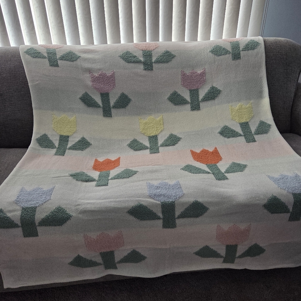 Tulip Knit Throw Blanket – 48" x 58 Brand new in original bag #2